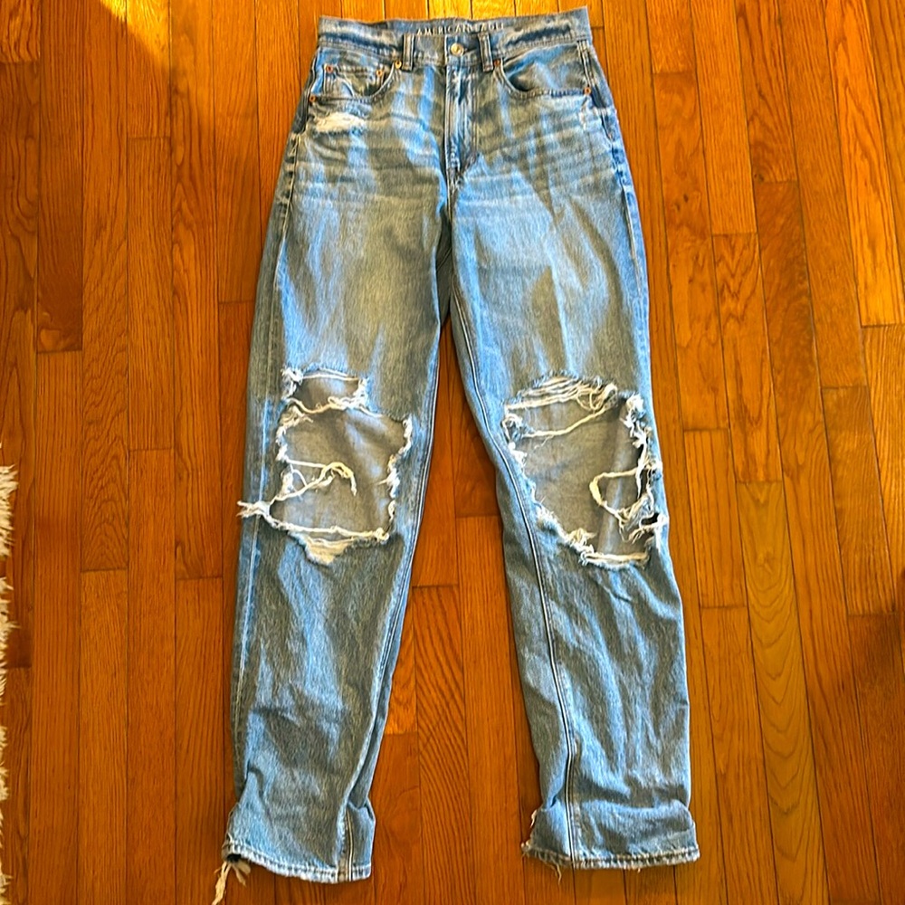 American Eagle distressed jeans. Sz 2. Highest rise baggy straight. Worn twice.